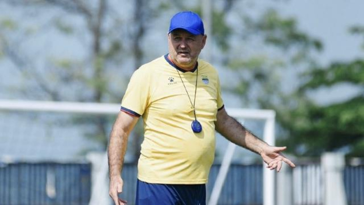 Misi Penebusan di GBT: Bojan Hodak Optimistis Persib Mampu Redam Persebaya yang Kian Solid