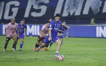 Thom Haye dan Andrew Jung Jadi Bintang, Persib Libas Persik