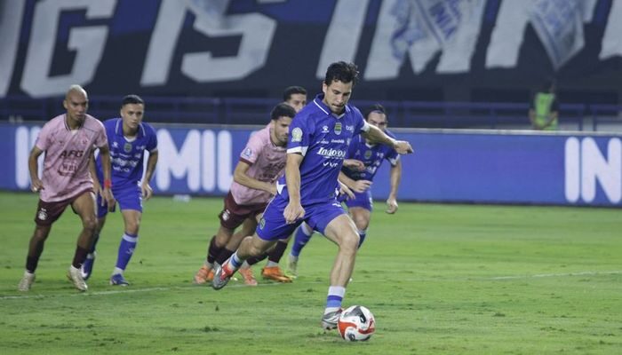 Thom Haye dan Andrew Jung Jadi Bintang, Persib Libas Persik