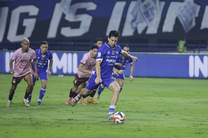 Thom Haye dan Andrew Jung Jadi Bintang, Persib Libas Persik