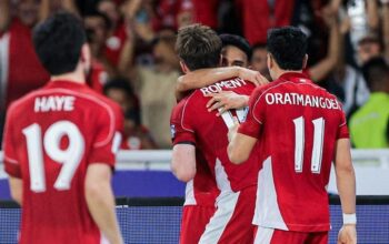 Pemain Timnas Indonesia, Ole Romeny dan Marselino Ferdinan, melakukan selebrasi setelah mencetak gol ke gawang Bahrain