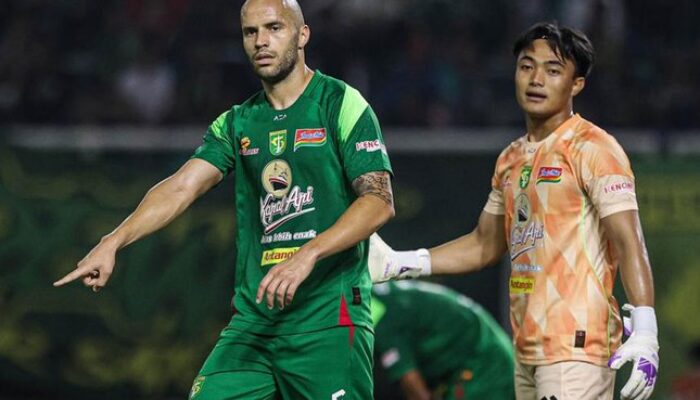 Risto Mitrevski (kiri) dan Ernando Ari ketika Persebaya Surabaya melawan PSIM Yogyakarta di BRI Super League