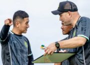 BRI Super League: Diskusi antara Bernardo Tavares dan Shin Sang-gyu dan pada sesi latihan Persebaya Surabaya (c) Dok. Persebaya