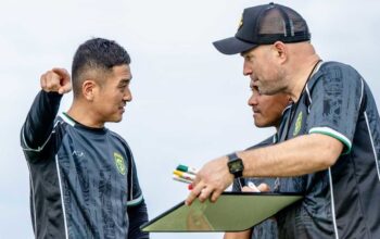 BRI Super League: Diskusi antara Bernardo Tavares dan Shin Sang-gyu dan pada sesi latihan Persebaya Surabaya (c) Dok. Persebaya