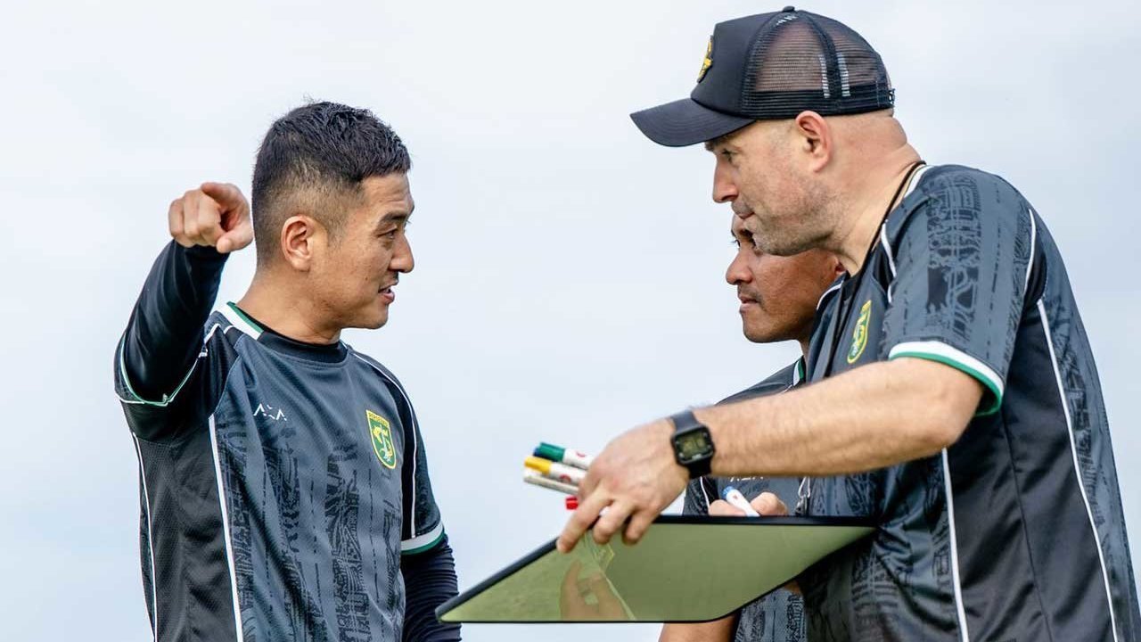 BRI Super League: Diskusi antara Bernardo Tavares dan Shin Sang-gyu dan pada sesi latihan Persebaya Surabaya (c) Dok. Persebaya