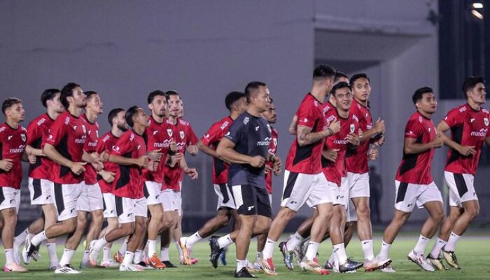 Para pemain Timnas Indonesia melakukan pemanasan dalam latihan di Jakarta menjelang Putaran Ketiga Kualifikasi Piala Dunia