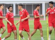 Nathan Tjoe-A-On berbincang dengan Jay Idzes dalam sesi latihan Timnas Indonesia di Stadion Madya