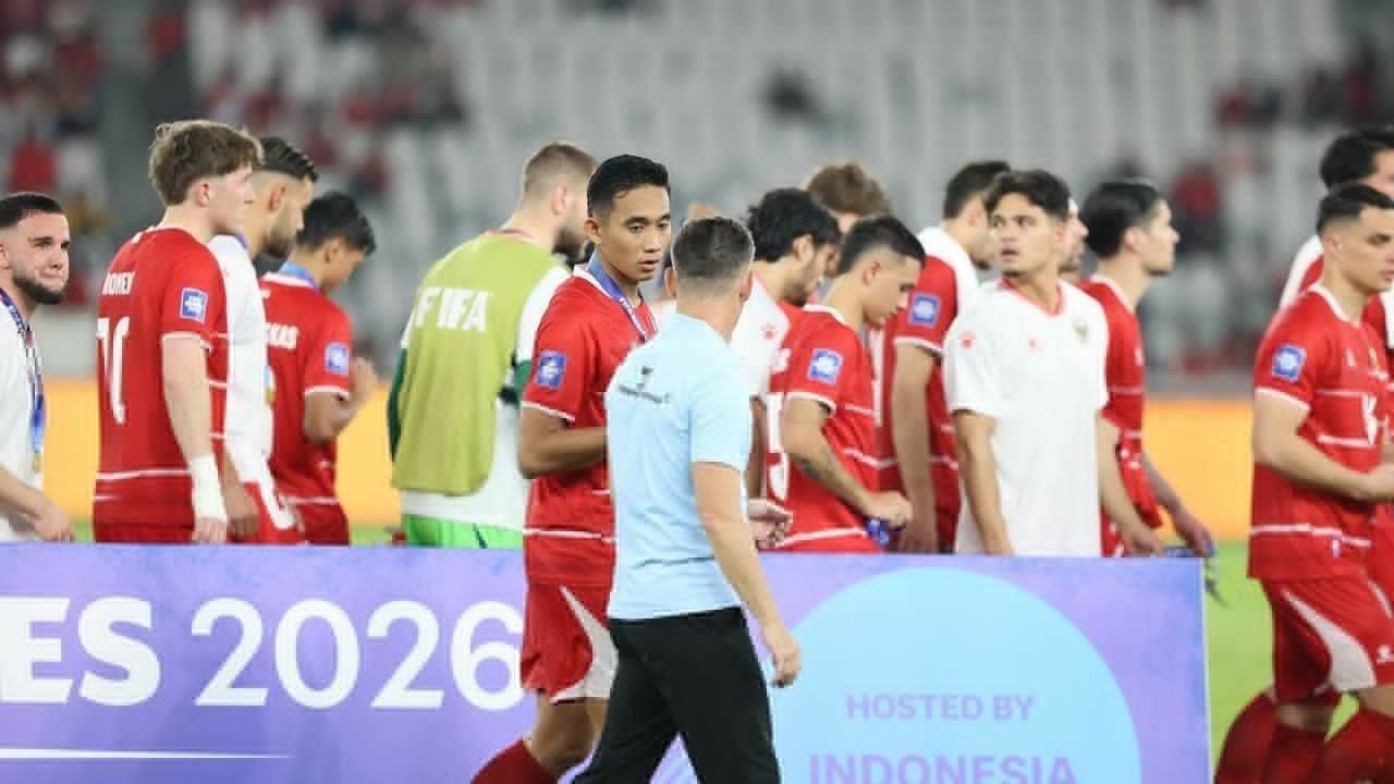 Rizky Ridho dan John Herdman usai laga final FIFA Series 2026 antara Timnas Indonesia melawan Bulgaria,