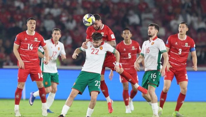 Aksi Calvin Verdonk berduel dengan Christian Stoyanov pada laga Timnas Indonesia vs Bulgaria pada final FIFA Series