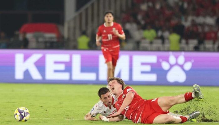 Aksi Ole Romeny dijatuhkan lawan pada laga Timnas Indonesia vs Bulgaria pada final FIFA Series