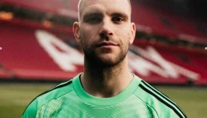 Maarten Paes mencatatkan kemenangan pertama bersama Ajax Amsterdam