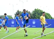 Uilliam Barros ketika berlatih dan diawasi oleh Miro Petric