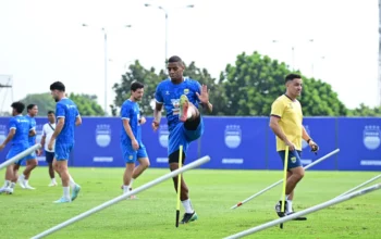 Uilliam Barros ketika berlatih dan diawasi oleh Miro Petric