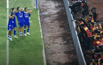 Hasil Babak Pertama: Persib Bandung Unggul 2-0 atas Persik Kediri Lewat Dua Penalti