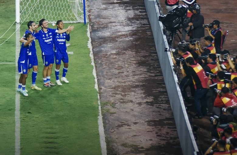 Hasil Babak Pertama: Persib Bandung Unggul 2-0 atas Persik Kediri Lewat Dua Penalti
