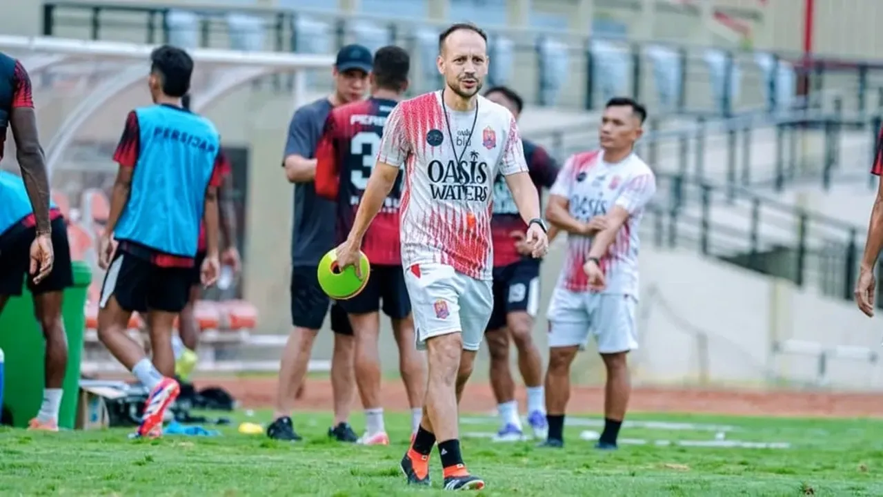 Pelatih Persijap Jepara, Mario Lemos terus menggembleng tim asuhannya