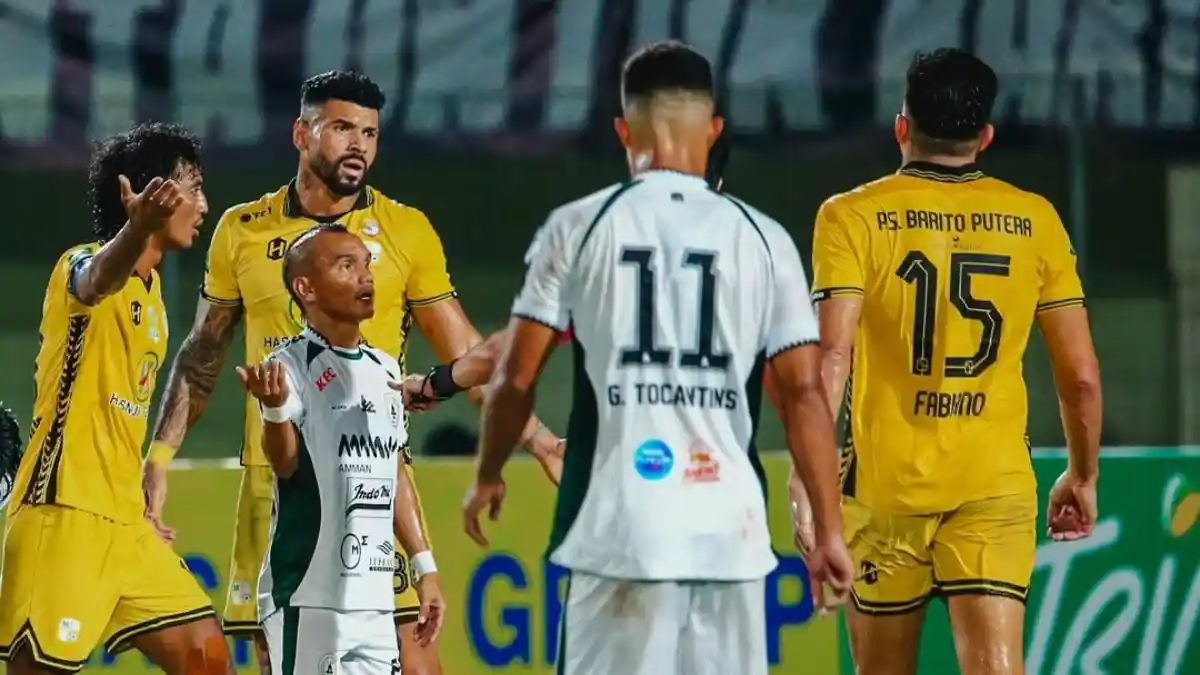 Potret saat pemain PSS Sleman bertandang ke markas Barito Putera di Stadion Demang Lehman, Banjarmasin, Sabtu (11/4/2026)