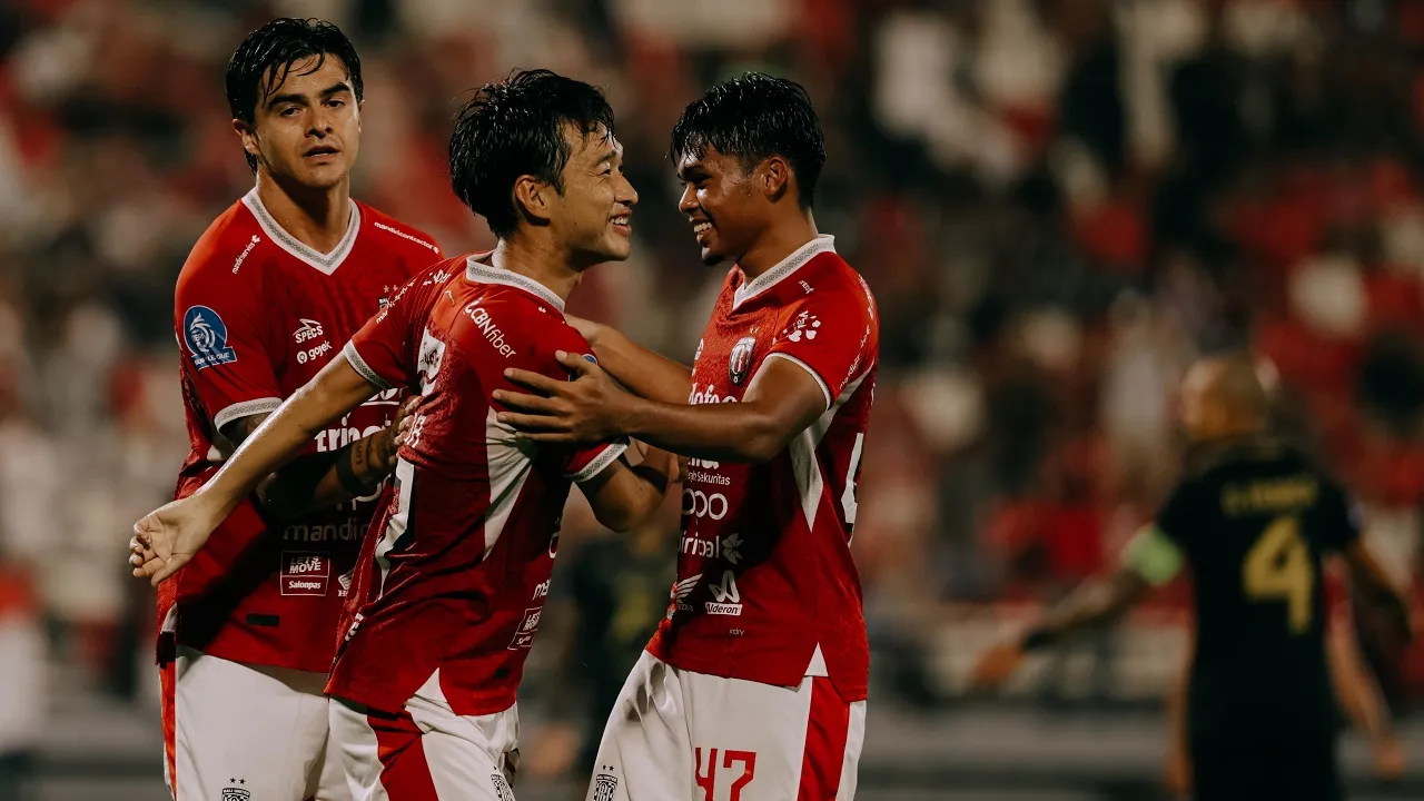 Pemain Bali United, Teppei Yachida merayakan gol ke gawang Malut United FC