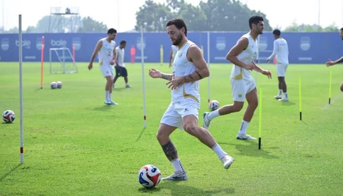 Bojan Hodak Pastikan Marc Klok Siap Bermain Meski Baru Jalani Operasi