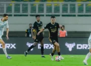 Gelandang Dewa United FC, Ivar Jenner di laga kontra PSIM Jogja