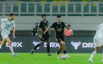 Gelandang Dewa United FC, Ivar Jenner di laga kontra PSIM Jogja