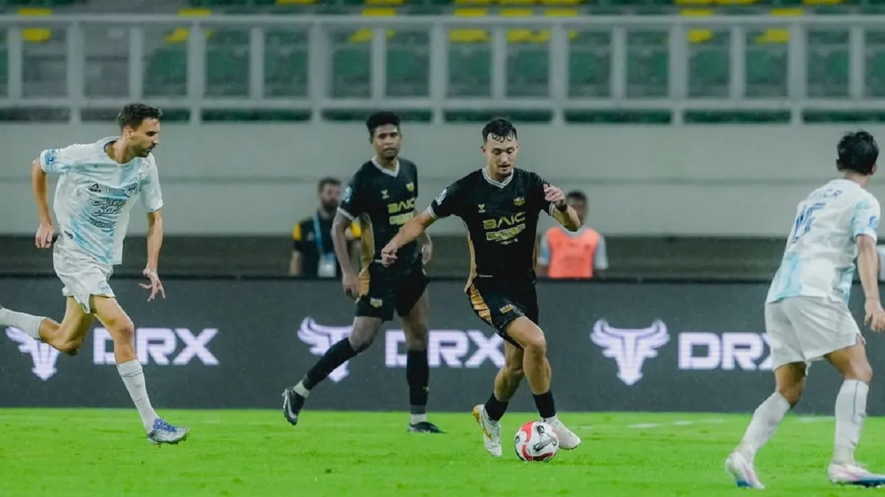 Gelandang Dewa United FC, Ivar Jenner di laga kontra PSIM Jogja