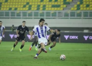 Gelandang Persib Bandung, Thom Haye mencetak gol ke gawang Dewa United FC
