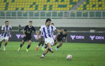 Gelandang Persib Bandung, Thom Haye mencetak gol ke gawang Dewa United FC