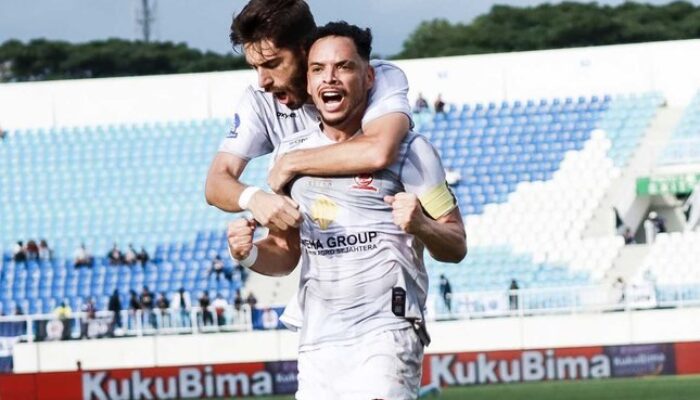 Selebrasi Lulinha usai mencetak gol untuk Madura United di laga melawan Arema FC pada pekan ke-15 BRI Super League 2025/2026