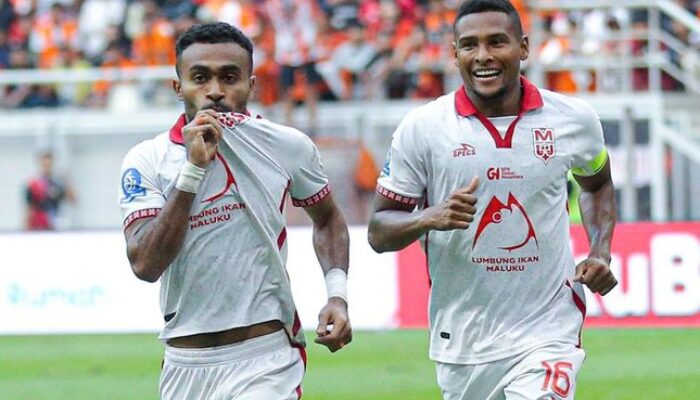 Selebrasi pemain Malut United, Yance Sayuri, dalam laga melawan Persija Jakarta pada pekan ke-3 BRI Super League di di Jakarta International Stadium