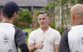 Pelatih Timnas Indonesia, John Herdman (tengah) berdiskusi dengan Pelatih Persija Jakarta, Mauricio Souza