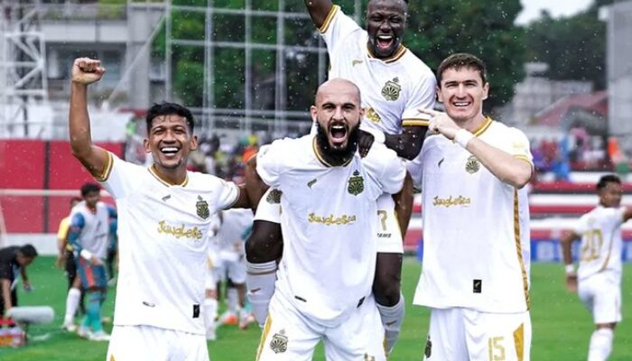 Skuad Bhayangkara FC merayakan gol Moussa Sidibe ke gawang Malut United, Sabtu