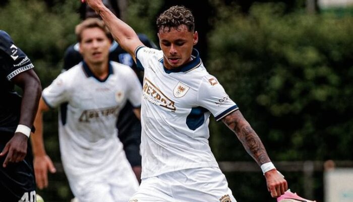 Dean James ketika memperkuat Go Ahead Eagles