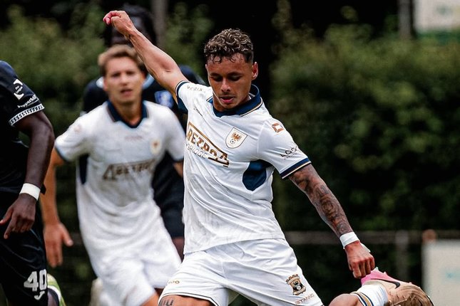 Dean James ketika memperkuat Go Ahead Eagles.