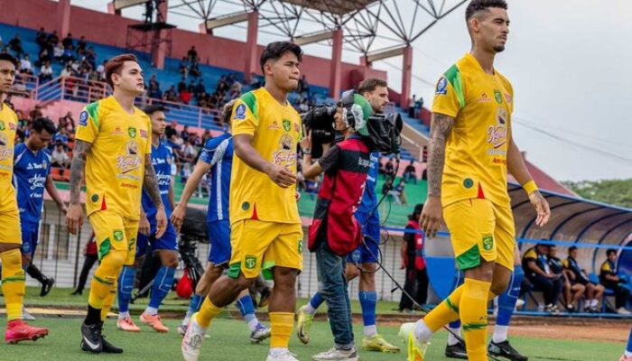 Pemain Persebaya Surabaya pada laga pekan ke-18 BRI Super League 2025/2026 melawan PSIM Yogyakarta