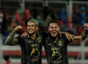 Selebrasi Ciro Alves dan Igor Inocencio di laga Malut United vs Persijap di BRI Super League, Jumat (13/02/2026)