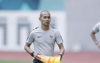 Kurniawan Dwi Yulianto saat masih menjadi staff pelatih Timnas Indonesia