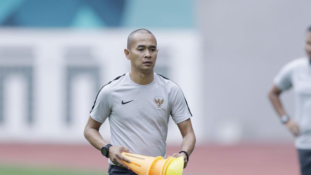 Kurniawan Dwi Yulianto saat masih menjadi staff pelatih Timnas Indonesia