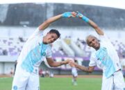 Selebrasi gol Luquinhas dan Ruyery Blanco pada laga Persita vs PSBS Biak pada pekan ke-21 BRI Super League