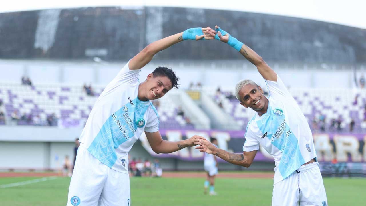 Selebrasi gol Luquinhas dan Ruyery Blanco pada laga Persita vs PSBS Biak pada pekan ke-21 BRI Super League