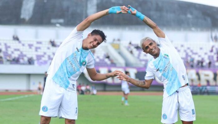 Selebrasi gol Luquinhas dan Ruyery Blanco pada laga Persita vs PSBS Biak pada pekan ke-21 BRI Super League
