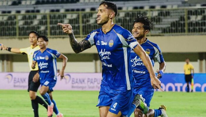 Selebrasi gol pemain PSIM Yogyakarta, Ramos Mingo, pada laga pekan ke-22 BRI Super League melawan PSBS Biak 
