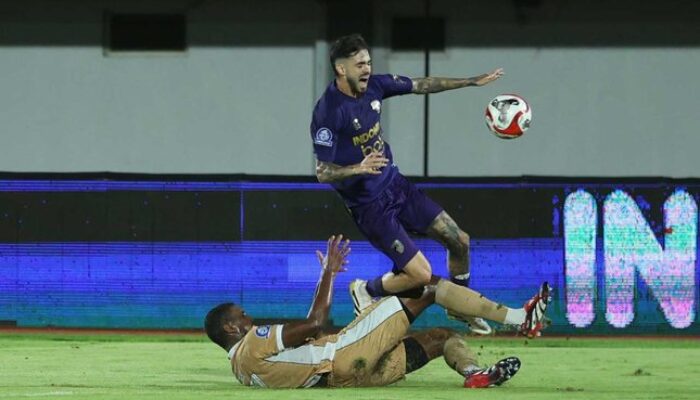 Duel Rayco Rodriguez dan Alex Martins pada laga BRI Super League 2025/2026 antara Persita Tangerang vs Dewa United