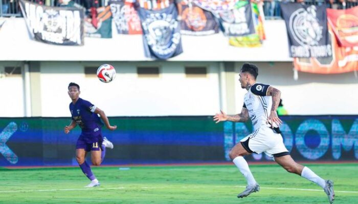 Aksi Shayne Pattynama pada laga Persita vs Persija di BRI Super League 2025/2026