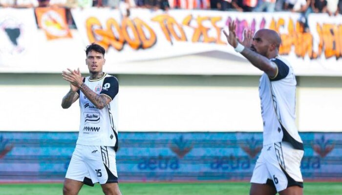 Aksi Shayne Pattynama pada laga Persita vs Persija di BRI Super League 2025/2026