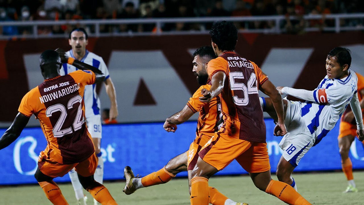 Adam Alis mencetak gol di laga Borneo FC vs Persib Bandung di BRI Super League, Minggu (15/03/2026)
