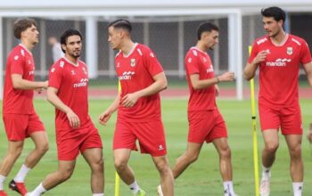 Nathan Tjoe-A-On berbincang dengan Jay Idzes dalam sesi latihan Timnas Indonesia di Stadion Madya, Jakarta, Kamis (26/3/2026)