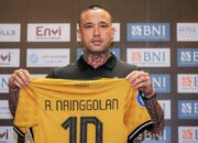 Radja Nainggolan ketika diperkenalkan sebagai pemain baru Bhayangkara FC pada 2023 silam.