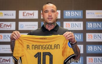 Radja Nainggolan ketika diperkenalkan sebagai pemain baru Bhayangkara FC pada 2023 silam.