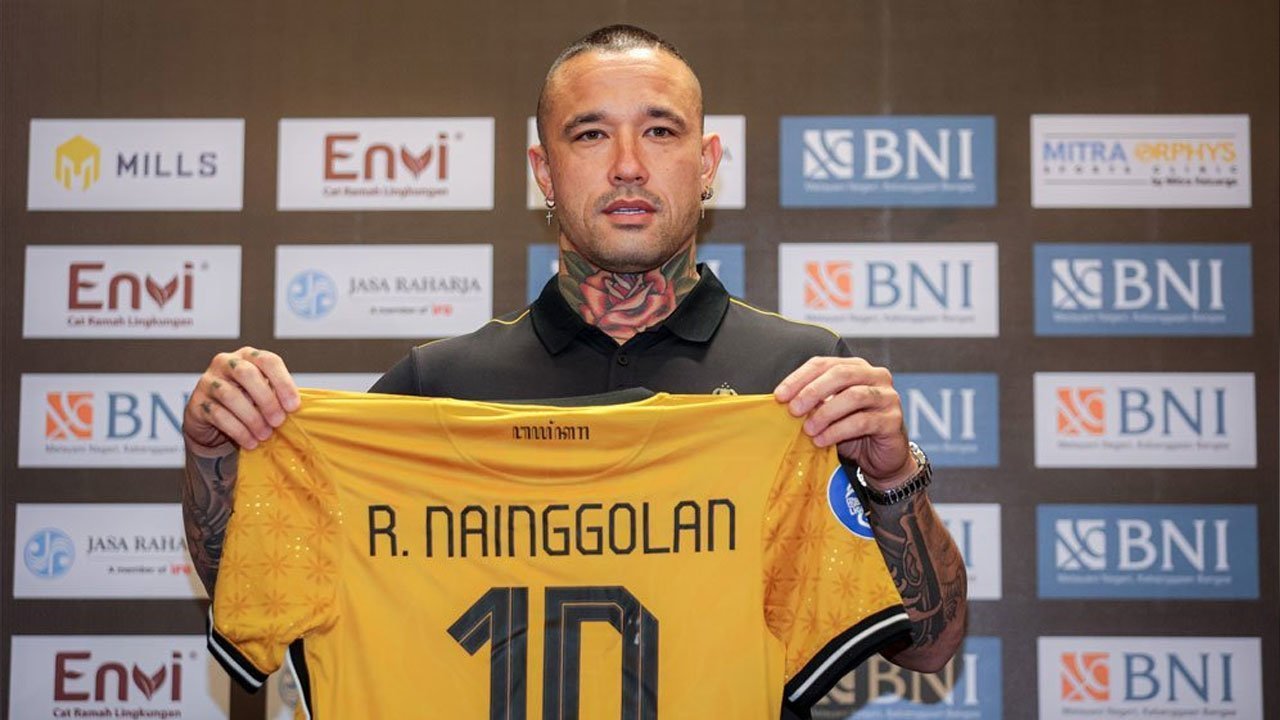Radja Nainggolan ketika diperkenalkan sebagai pemain baru Bhayangkara FC pada 2023 silam.